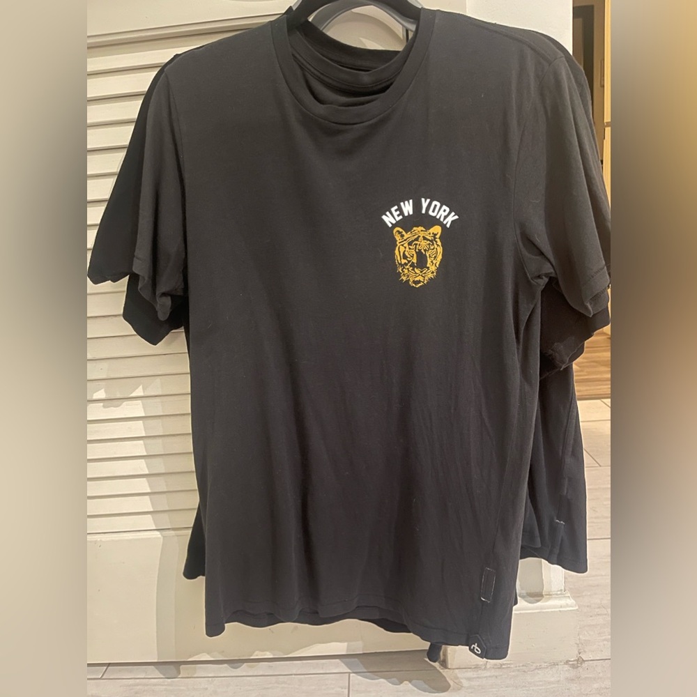 Men’s rag & bone black t shirt with New York Lion print on it